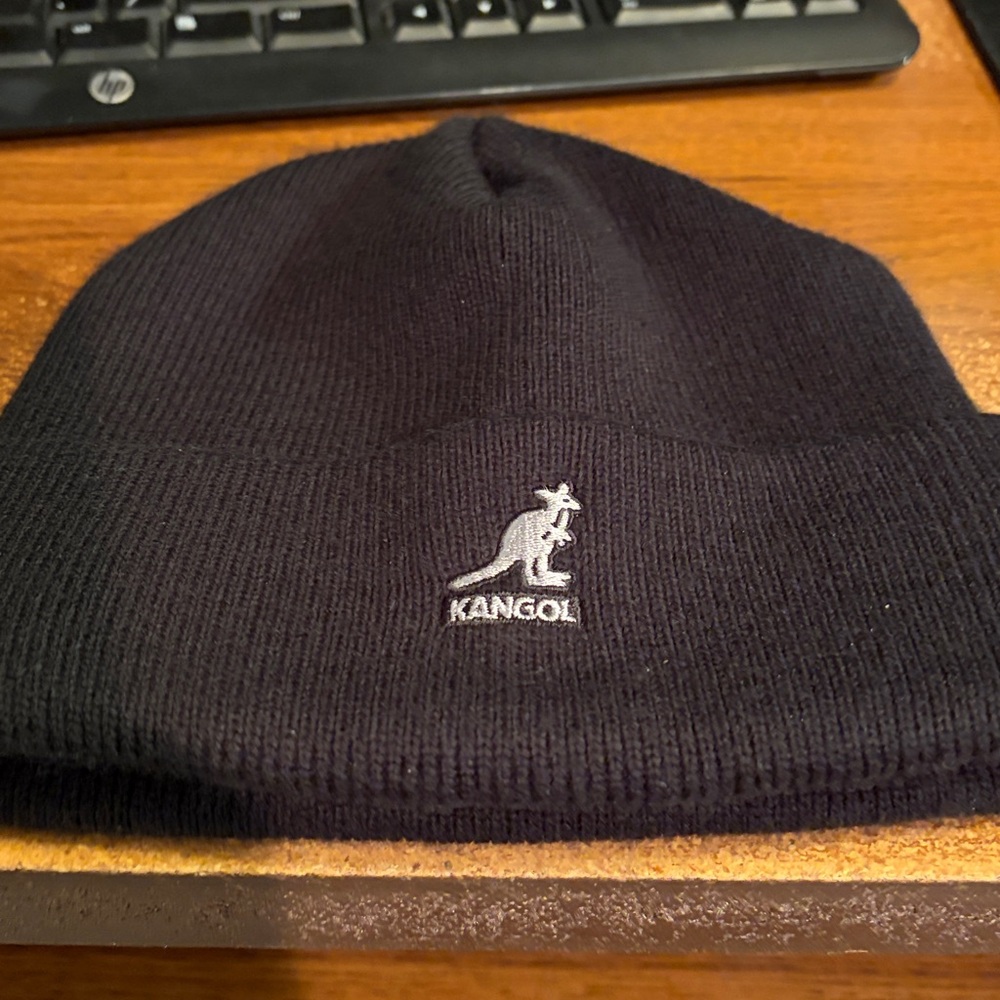 Kangol Black Acrylic Cuffed Pull-On Beanie with Label - Picture 2 of 3